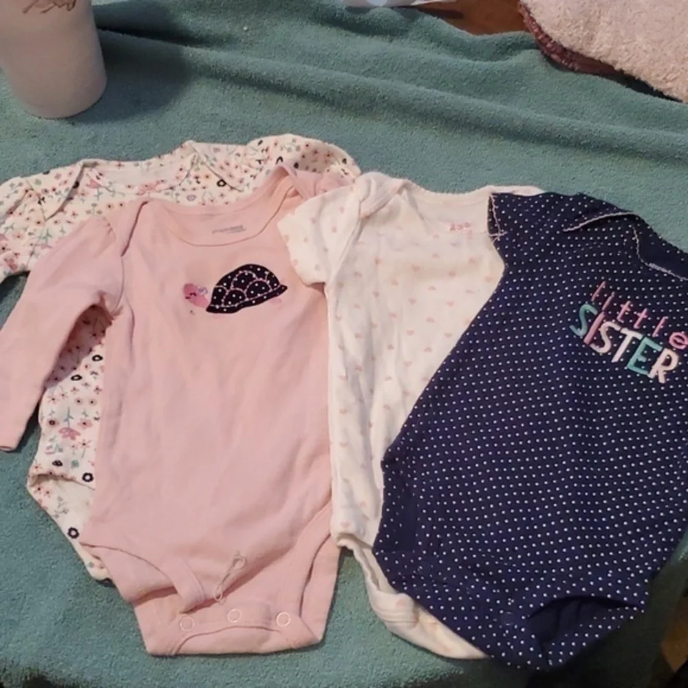 2 Long Sleeve & 2 short sleeve Carter's Onesie 's Size 0-3 months